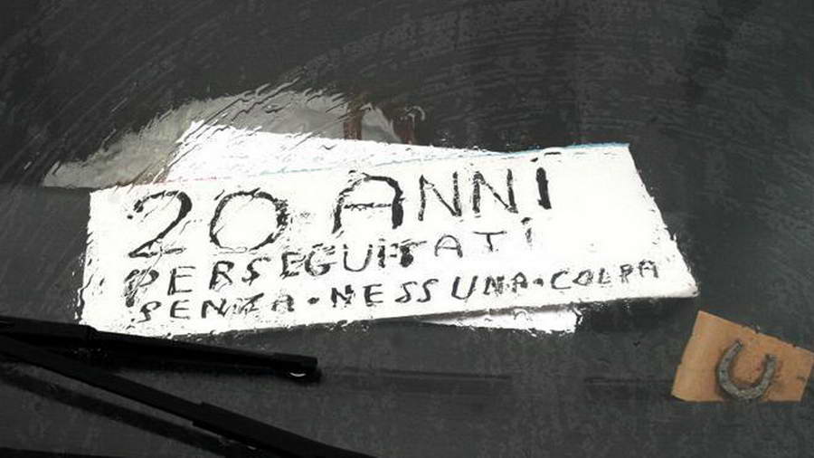 Uno dei biglietti lasciati sul cruscotto dell'auto da Pietrino Vanacore. ANSA/RENATO INGENITO/DRN